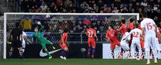 축구대표팀 골키퍼 조현우가 14일 울산문수경기장에서 세르비아와 한 친선경기에서 랴이치의 프리킥을 쳐내고 있다 [사진=김현민 기자]
