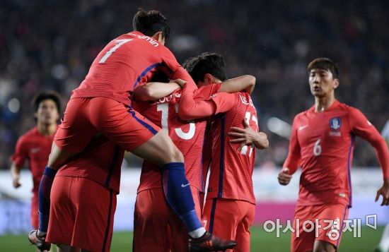 [포토] 동점골 기쁨 나누는 태극전사들