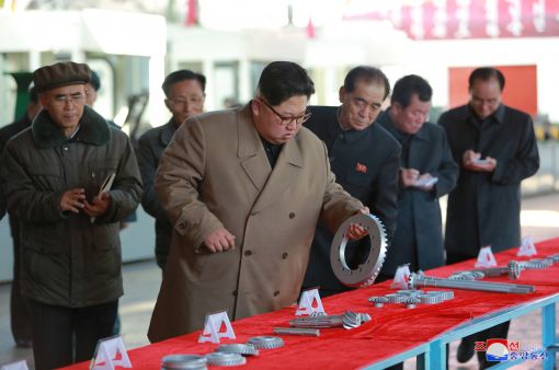 김정은 북한 노동당 위원장이 금성뜨락또르(트랙터) 공장을 시찰했다고 조선중앙통신이 15일 보도했다. (사진=연합뉴스)