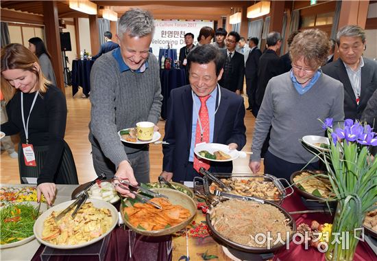 윤장현 광주시장, 2017 아시아문화포럼 환영만찬 참석