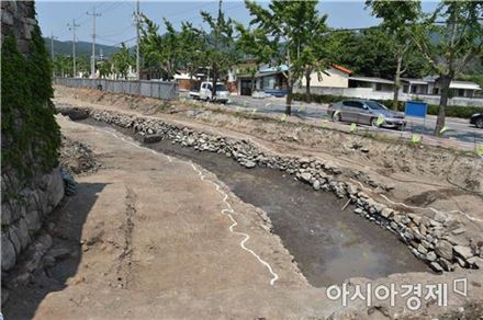 해자 호안석축 [사진=문화재청 제공]