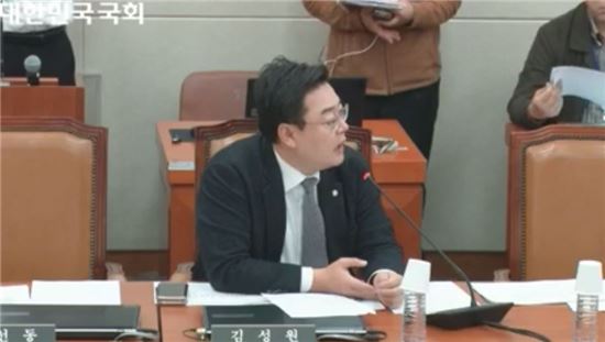 김성원 자유한국당 의원이 14일 정무위원회에서 금융위원장 불출석 문제를 지적하고 있다. 