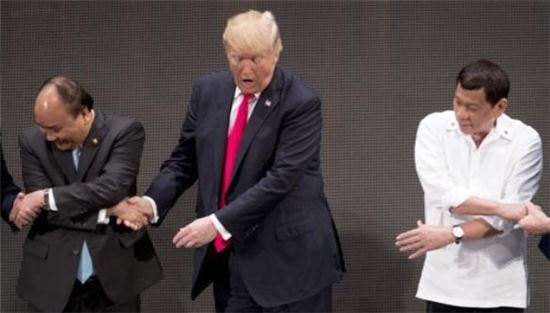 아세안 정상회의서 악수하는 도널드 트럼프 미국 대통령(사진=AP연합)