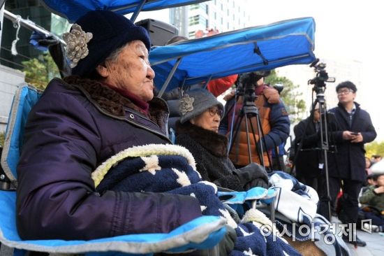 [포토]초겨울 추위 속 참석한 길원옥, 김복동 할머니 