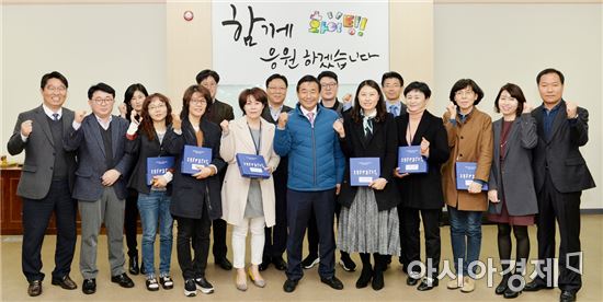 [포토]최영호 광주 남구청장, 수능 응시자녀 직원 격려