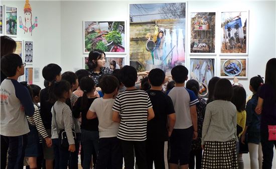 지난 달 8~9일 이틀간 대림미술관에서 진행된 '해피칠드런 행사'에 참여한 아이들이 설명을 들으며 전시작품을 보고 있다.(사진: 대림산업)
