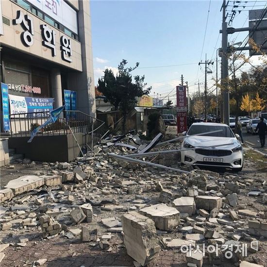 지난 15일 경북 포항에서 규모 5.4의 지진이 발생한 가운데 포항시내 한 골목에 지진의 여파로 벽돌 등이 쏟아져 있다.(사진=독자 제공)