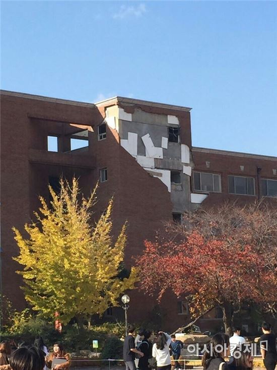 지진의 여파로 경북 포항 소재 한동대학교의 한 건물 외벽이 뜯어져 나간 모습. (사진=독자 제공)