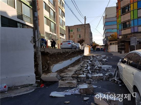 지진의 여파로 경북 포항의 한 다세대 주택 담벼락이 무너져 내려 있다. (사진=독자 제공)