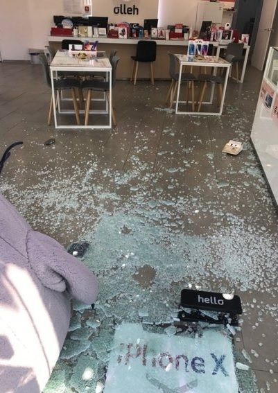 15일 한 네티즌이 트위터를 통해 포항에서 발생한 진도 5.5 지진으로 핸드폰 대리점의 유리창이 전부 깨진 사진을 게시했다. /사진= 트위터 캡쳐
