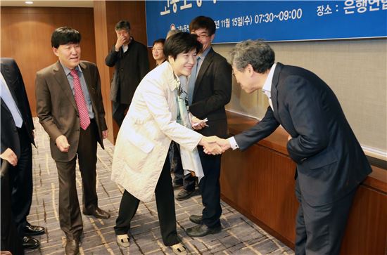 김영주 고용노동부 장관이 15일 서울 명동 은행연합회관에서 열린 정책자문위원회에 참석해 참석자들과 인사를 나누고 있다.