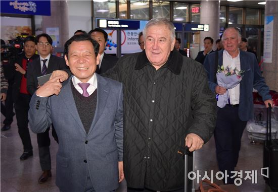 윤장현 광주광역시장이 15일 오후 광주공항에서 '2019 광주세계수영선수권대회' 경기장 시설 점검을 위해 국제수영연맹(FINA) 대표단과 함께 광주를 찾은 코넬 마르쿨레스쿠 FINA 사무총장과 공항 귀빈실로 이동하고 있다./광주광역시 제공 