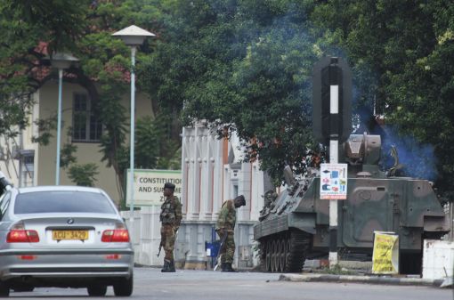 [이미지출처=AP연합뉴스]짐바브에 수도 하라레에 진주한 짐바브웨 군병력