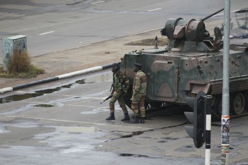 [이미지출처=AP연합뉴스]짐바브에 수도 하라레에 진주해 대통령궁과 정부부처로 가는 길을 봉쇄한 짐바브웨 군