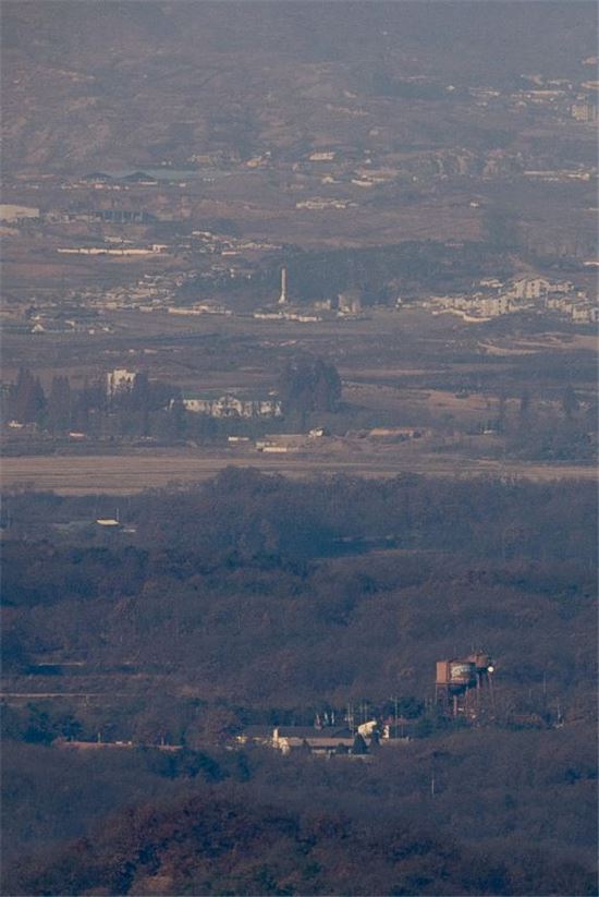 경기도 파주시 접경지역에서 비무장지대(DMZ)에 인접한 JSA대대의 모습(사진 아래쪽)과 북한의 모습(위쪽)이 보이고 있다. (사진=연합뉴스)