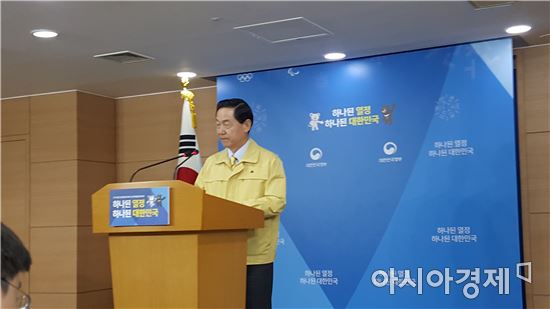 김상곤 사회부총리 겸 교육부장관이 15일 정부서울청사에서 수능 연기를 긴급 발표하고 있다.