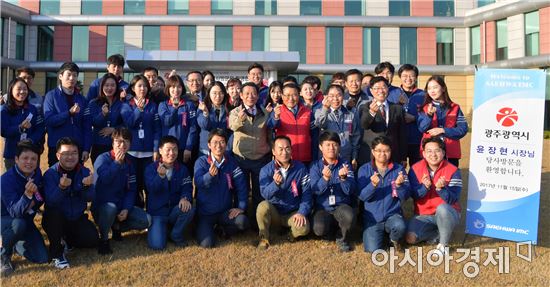 윤장현 광주광역시장이 15일 오후 최근 하도급업체 직원을 정규직으로 전환한 타이어 금형 제조사인 ㈜세화아이엠씨(대표 유희열)를 방문해 직원들을 격려하고 공장 내부를 둘러본 뒤 단체 기념촬영하고 있다./광주광역시 제공