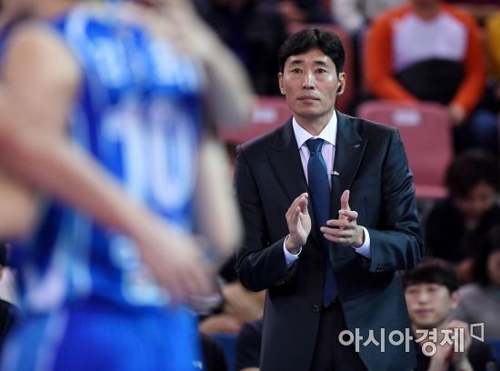 [포토] 박수치는 삼성화재 신진식 감독