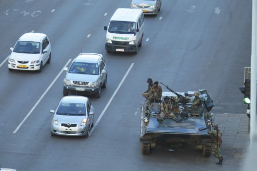 [포토]무가베 대통령궁 주변에서 경계중인 짐바브웨軍