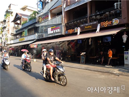 고온다습한 날씨 속 오토바이를 타고 이동하는 베트남 호찌민 시민들.(사진=오종탁 기자)
