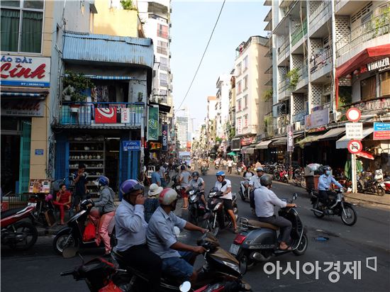 아직 번화가에서도 현대식 상점을 찾아보기 쉽지 않은 베트남 호찌민.(사진=오종탁 기자) 