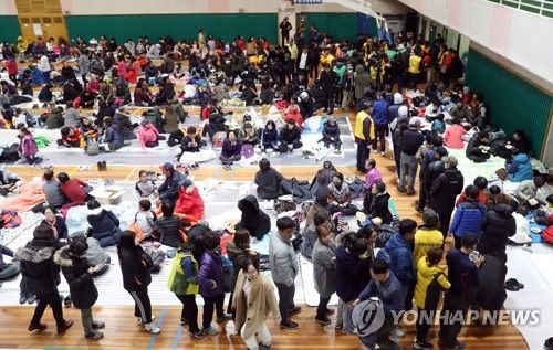 15일 오후 포항시 흥해읍사무소 인근 체육관에 지진을 피해서 대피한 주민들이 배식을 받고 있다.