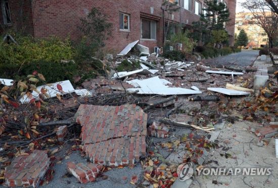 15일 포항에서 발생한 지진으로 한동대학교의 한 건물 외벽이 무너져 내려 파편이 뒹굴고 있다. [이미지출처=연합뉴스]