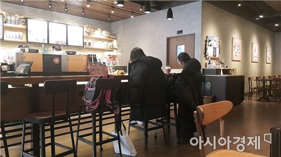 포항 지진으로 2018학년도 대학수학능력시험이 일주일 연기된 16일 서울 강남구 대치동 학원가의 한 카페에서 수험생 두 명이 자습하고 있다. (사진=강진형 기자)