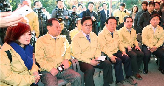 16일 민주당 원내지도부가 경북 포항 지진 피해 현장을 방문했다. 사진=연합뉴스