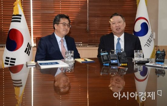 박용만 대한상공회의소 회장(오른쪽)과 김동연 경제부총리 겸 기획재정부 장관.