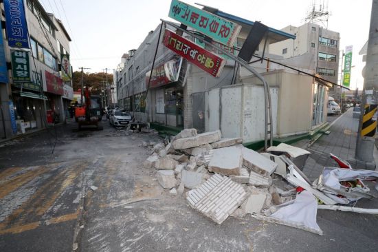 15일 경북 포항시 북구 흥해읍 한 마트 외벽이 이날 발생한 규모 5.4지진의 영향으로 일부 무너져 차량 위로 떨어져 내렸다. (사진=연합뉴스)