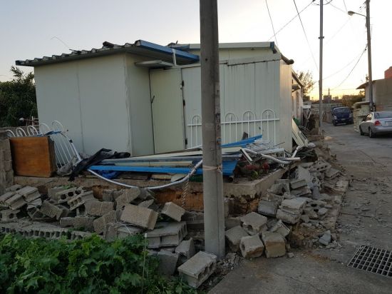 지난 15일 경북 포항에서 발생한 규모 5.4 지진으로 북구 흥해읍 망천리 한 가정집 담이 무너졌다. (사진=연합뉴스)