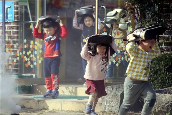 [포토]지진으로 대피하는 어린이들