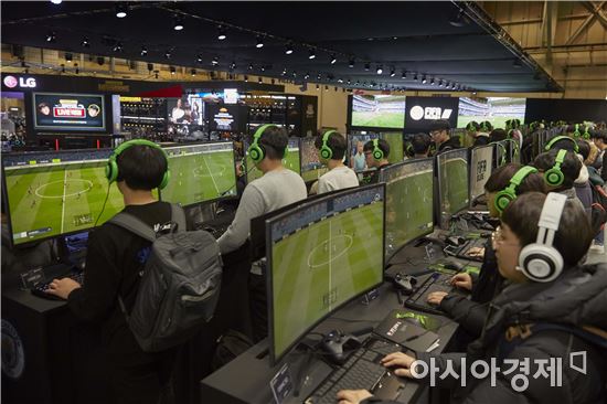 지스타 넥슨관에서 관람객들이 '피파 온라인 4'를 시연해보고 있다.