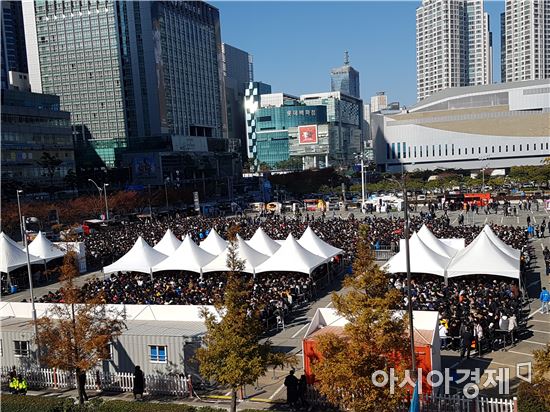 지스타 개막 첫날인 16일 오전 입장을 기다리는 관람객들이 벡스코 광장을 가득 메웠다.