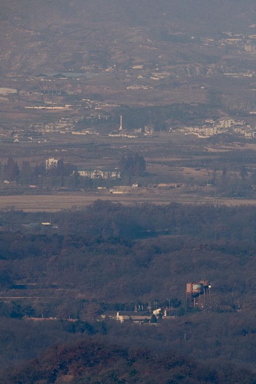 지난 15일 경기도 파주시 접경지역에서 비무장지대(DMZ)에 인접한 JSA대대의 모습(사진 아래쪽)과 북한의 모습(위쪽)이 보이고 있다. (사진=연합뉴스)
