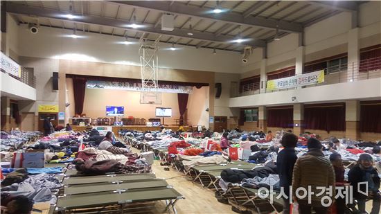 16일 밤 경북 포항 북구 대도중학교 실내체육관으로 대피한 지진 피해 이재민들이 임시 침대에서 모포를 덮고 잠을 청하고 있다. 사진=문제원 기자