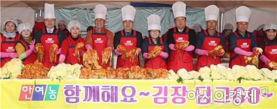이재영 전라남도지사 권한대행, (사)한국여성농업인전라남도연합회(회장 김명자) 회원 등 참석자들이 17일 오전 도청 만남의 광장에서 김장김치 담그기를 하고 있다. 이날 담근 김장김치는 도내 독거노인 120여 가구와 생활이 어려운 이웃들에게 전달됐다.사진제공=전남도