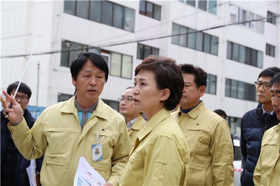 김현미 장관 "'포항 지진' 이재민에게 임시 거처·주택복구비 지원"