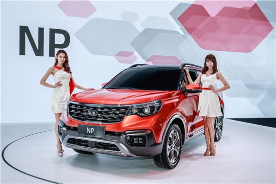 기아자동차가 17일 '2017 광저우 국제모터쇼'에서 첫 공개한 중국 전략형SUV 양산형 콘셉트 모델(NP, 스포티지R 후속 모델).