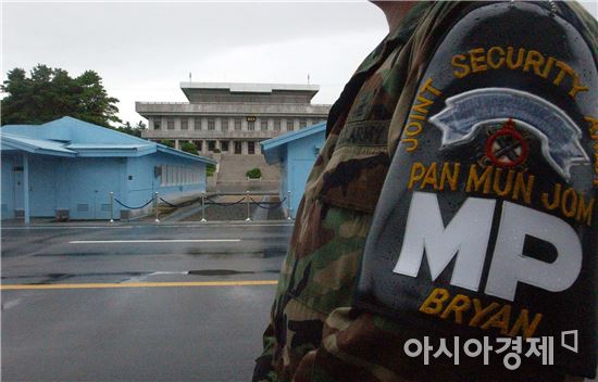의식 회복한 JSA 귀순 북한 군인 "먹을 것 달라·TV 보고싶다"