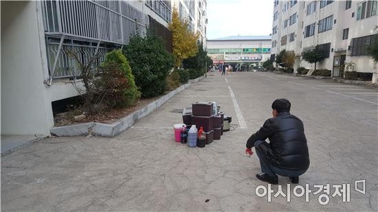 17일 오후 포항시 북구 대성아파트 주민이 짐을 옮긴 뒤 앉아 있다.