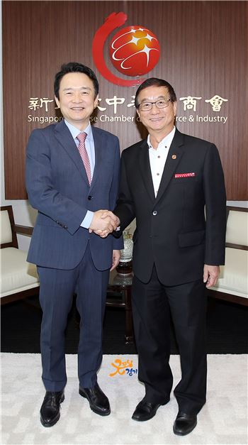 지난 4월 투자, 통상, 관광시장 다변화를 위해 싱가포르를 방문한 남경필 경기도지사(왼쪽)가 롤랜드 응 싱가포르 SCCCI 회장과 경제협력 방안에 대해 협의한 뒤 기념사진을 찍고 있다. 