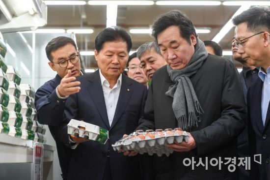 [포토] 마트 계란 상태 점검하는 이낙연 총리