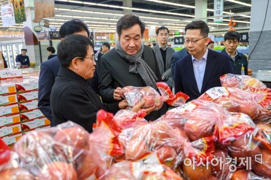 [포토] 마트 농산물 가격점검하는 이낙연 총리