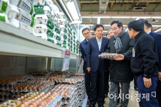 [포토] 마트 계란 상태 점검하는 이낙연 총리