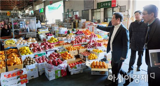 윤장현 광주광역시장이 19일 오전 서구농수산물센터, 각화농수산물센터를 차례로 방문, 김장물가를 점검하고 농산물 유통종사자들의 애로사항을 청취했다./광주광역시 제공