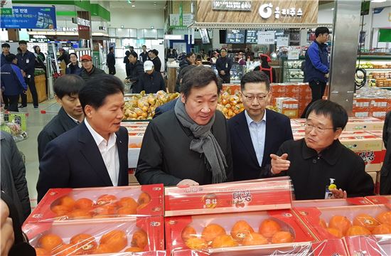 이낙연 국무총리 하나로마트 양재점 방문…농축산물 가격안정 당부 