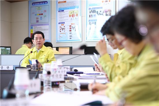 김영록 농림축산식품부 장관이 18일 전북 고창지역에서 발생한 AI 관련 긴급대책회의에 참석했다. 