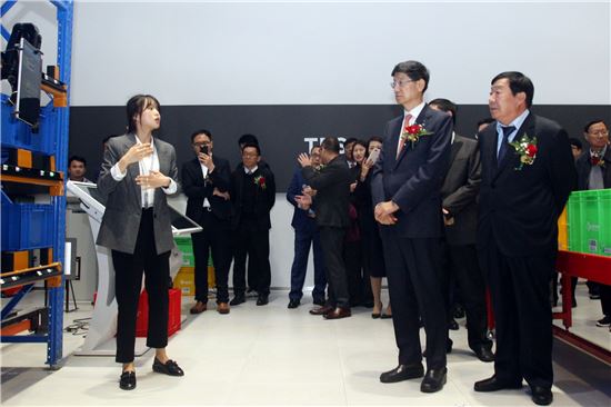 박근태 CJ대한통운 사장(오른쪽 두번째)과 장옥영 CJ로킨홀딩스 동사장 등 'TES 이노베이션 센터 차이나' 개관식 참석자들이 첨단 물류 기술과 장비에 대한 설명을 듣고 있다.